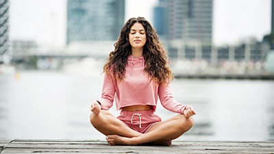 Frau mit Yoga-Übung.