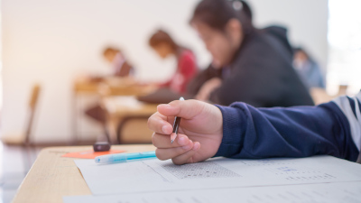 Schülerinnen und Schüler bei Prüfung