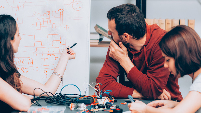 Gruppe von Menschen in der Technikerschule