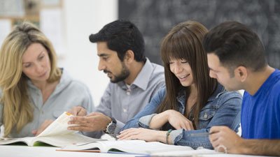 Erwachsene, die eine Fortbildung absolvieren, sitzen in der Abendschule