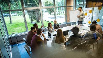 Angestellte nehmen an einer betriebsinternen Weiterbildung teil